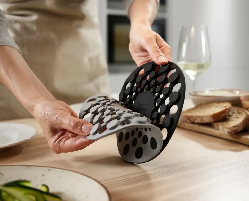 Spindola salad spinner in action – best kitchen gadgets to save time & reduce mess